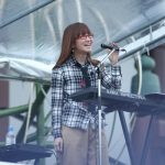 奥華子がポニーキャニオン創立50周年記念ステージに登場！悪天候を吹き飛ばし、その歌声を響かせる！