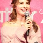 マギーがピンクのオフショルニットワンピース衣装でトークショーに登場！可愛いすぎるその姿に会場からは歓喜の声！