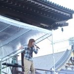 奥華子がポニーキャニオン創立50周年記念ステージに登場！悪天候を吹き飛ばし、その歌声を響かせる！