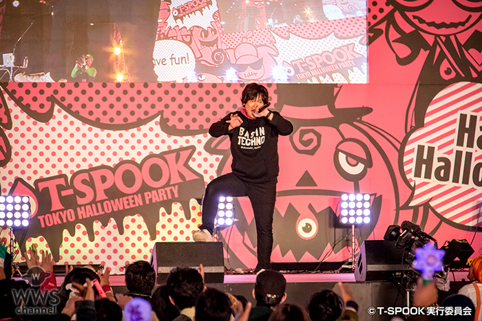 お台場で開催された「T-SPOOK」のトリは今年大ブレイクした岡崎体育。！ハロウィンも何のその。いつもの体育イズムで会場を爆笑の渦に！