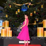 中村アンが背中が大きく開いた鮮やかなピンクのドレスで「渋谷ヒカリエ」クリスマスツリー点灯式に登場！