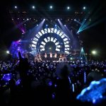 ダンスボーカルユニットw-inds.が、11月5日にw-inds. 15th Anniversary LIVE TOUR 2016 "Forever Memories"のツアーファイナルとなる香港公演をKowLoon Bay KITEC-Star Hallにて開催。7月にスタートした国内15公演を経て、千秋楽となった香港でも新旧のヒット曲を全21曲披露し、ファン3,000人が詰めかけた会場を熱狂させた。 香港ではJ-POPアーティスト初となる在外公館長表彰(総領事表彰)を授与されるなど、アジア圏の中でも特に絶大な人気を誇っており、2007年に初めて香港を訪れて以来、単独公演は8回目。アルバムは12作連続で「IFPI香港トップセールス・ミュージックアワード」を受賞中という快挙を達成するなど、長年にわたり香港でのJ-POP普及に寄与してきたw-inds.。 橘慶太は「来年も再来年も10年後も、香港でライブが出来るように頑張ります」と決意を伝え、デビュー15周年の集大成となったツアーの幕を下ろした。12月には早くもツアーのライブ映像作品がDVD・Blu-rayで発売され、1月には待望のニューシングル発売も決定。常に凄まじい進化を続けるw-inds.が、2017年にどのようなダンスミュージックを届けてくれるのか期待が高まる。