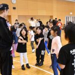 EXILE 佐藤大樹がダンスの先生としてサプライズ登場！子供達に『Choo Choo TRAIN」の振り付けを指導！