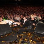 ゴールデンボンバーが合いの手を入れてくれたりエア演奏を披露してくれる、VRカラオケの体験イベント開催！