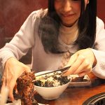 牛角20周年最後の「肉の日」イベントで可愛いすぎる大食いアイドル・美和花樺が奮闘!? わずか18秒で予約完売した伝説の290円「2.9キロ大食いチャレンジ」が復活し、2017年1月限定の新春メニューも登場!!