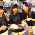 夢みるアドレセンスが可愛すぎるカレー屋店員に変身！？ゴーゴーカレーとのコラボでベストアルバムをアピール！