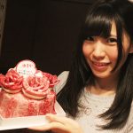 美和花樺(さくらシンデレラ)が牛角で「肉ケーキ」に挑戦！3/29肉の日に各店1組限定290円で販売！