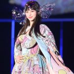 中条あやみが迫力の巨大ウェディング風衣装からセクシーな肩出し！東京ガールズコレクション2017 S/S