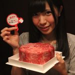 美和花樺(さくらシンデレラ)が牛角で「肉ケーキ」に挑戦！3/29肉の日に各店1組限定290円で販売！