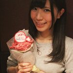 美和花樺(さくらシンデレラ)が牛角で「肉ケーキ」に挑戦！3/29肉の日に各店1組限定290円で販売！