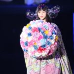 中条あやみが迫力の巨大ウェディング風衣装からセクシーな肩出し！東京ガールズコレクション2017 S/S