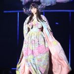 中条あやみが迫力の巨大ウェディング風衣装からセクシーな肩出し！東京ガールズコレクション2017 S/S