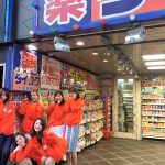 【独占レポ】ダイコクドラッグPRアイドル・DDプリンセスが1stアルバム『TSUBASA』の発売報告に店舗をまわる！