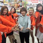 【独占レポ】ダイコクドラッグPRアイドル・DDプリンセスが1stアルバム『TSUBASA』の発売報告に店舗をまわる！