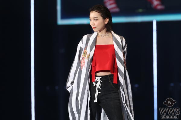 飯豊まりえがセクシーなへそ出しファッションで東京ガールズコレクション2017 S/Sに登場！
