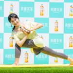 土屋太鳳が美しい健康的なポーズで新商品をPR！「爽健美茶に新しく麦茶が出たお（太鳳）」