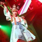 【ライブレポート】巨大な太鼓を叩き、インディアン姿やロシアンスタイルも披露。きゃりーぱみゅぱみゅが全25公演のツアーファイナルを締めくくる。