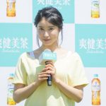 土屋太鳳が美しい健康的なポーズで新商品をPR！「爽健美茶に新しく麦茶が出たお（太鳳）」