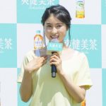 土屋太鳳が美しい健康的なポーズで新商品をPR！「爽健美茶に新しく麦茶が出たお（太鳳）」