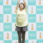 土屋太鳳が美しい健康的なポーズで新商品をPR！「爽健美茶に新しく麦茶が出たお（太鳳）」