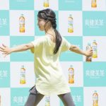 土屋太鳳が美しい健康的なポーズで新商品をPR！「爽健美茶に新しく麦茶が出たお（太鳳）」