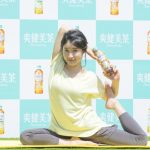 土屋太鳳が美しい健康的なポーズで新商品をPR！「爽健美茶に新しく麦茶が出たお（太鳳）」
