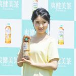 土屋太鳳が美しい健康的なポーズで新商品をPR！「爽健美茶に新しく麦茶が出たお（太鳳）」