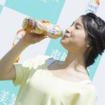土屋太鳳が美しい健康的なポーズで新商品をPR！「爽健美茶に新しく麦茶が出たお（太鳳）」