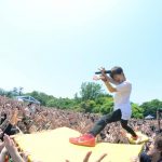 【ライブレポート】メトロックの最終日、オープンニングを飾ったキュウソネコカミ。ライブでおなじみ、あの“筋斗雲”が今回はダブルで登場！