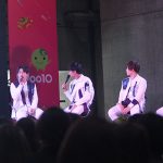 【写真特集】五人組メンズグループ・CODE-Vが白スーツでセクシーなダンスパフォーマンス！『Spring Love』で美声を響かせる！