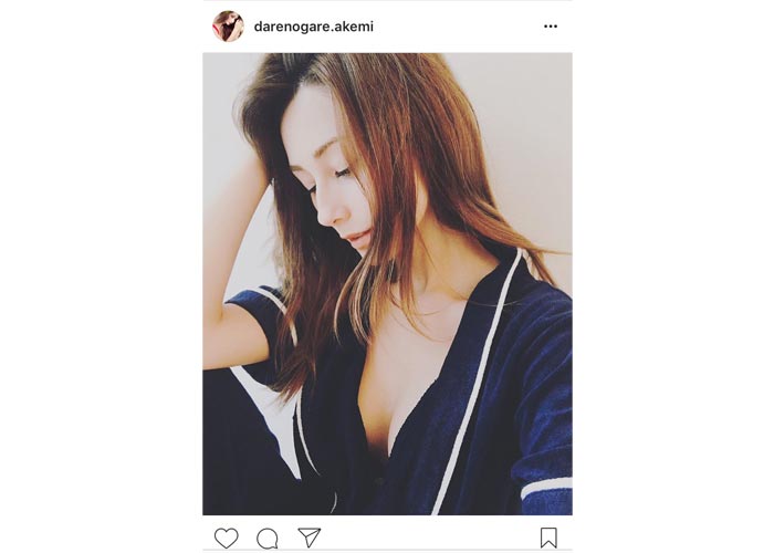 ダレノガレ明美の大胆に胸元が開いたセクシーパジャマ姿に歓喜の声！「ダレ天使だ」