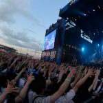 【ライブレポート】JAPAN JAMのSKY STAGEに結成30周年のスピッツが登場。懐かしのギターを手に90年代テレビ出演時の意外なエピソードを披露！