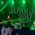 【ライブレポート】JAPAN JAMのSKY STAGEに結成30周年のスピッツが登場。懐かしのギターを手に90年代テレビ出演時の意外なエピソードを披露！