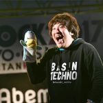 【ライブレポート】岡崎体育が興奮と爆笑の入り交じる熱狂ステージでメトロックを支配!「また来年・・・デカいステージでお会いしましょう!」