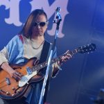 【ライブレポート】JAPAN JAMのSKY STAGEに結成30周年のスピッツが登場。懐かしのギターを手に90年代テレビ出演時の意外なエピソードを披露！