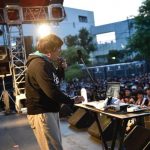 【ライブレポート】岡崎体育が興奮と爆笑の入り交じる熱狂ステージでメトロックを支配！「また来年・・・デカいステージでお会いしましょう！」