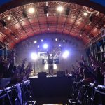 【ライブレポート】岡崎体育が興奮と爆笑の入り交じる熱狂ステージでメトロックを支配！「また来年・・・デカいステージでお会いしましょう！」