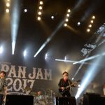 【ライブレポート】JAPAN JAMのSKY STAGEに結成30周年のスピッツが登場。懐かしのギターを手に90年代テレビ出演時の意外なエピソードを披露！