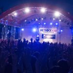 【ライブレポート】岡崎体育が興奮と爆笑の入り交じる熱狂ステージでメトロックを支配！「また来年・・・デカいステージでお会いしましょう！」