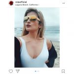 ローラが胸元の開いた白水着を身につけたセクシーで美しい姿を披露！