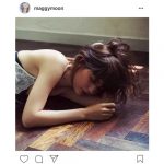 マギーがランジェリー姿で寝そべる姿に「セクシー過ぎる」「女神様みたい」と絶賛の声！