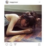 マギーがランジェリー姿で寝そべる姿に「セクシー過ぎる」「女神様みたい」と絶賛の声！