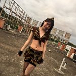 ランク王国11代目MC 加藤里保菜が眼鏡を外したセクシー過ぎる水着姿を披露！ 迷彩水着に網タイツがツボ？！