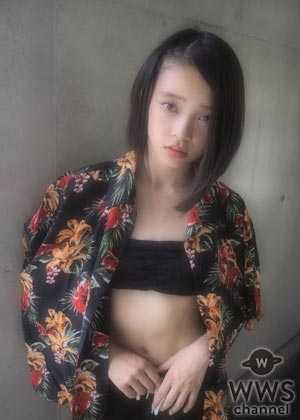 話題の美少女α-X’sの あかりがセクシーな、へそ出し姿を披露！「どっちの私が好きですか？」