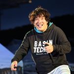 岡崎体育が神宮外苑花火大会の花火打ち上げ前の観客のテンションを一気に盛り上げる！