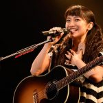 【ライブレポート】miwa、マリンボーダーTシャツワンピとツインテールで元気にサマソニに登場！”原点の弾き語り”ギター1本で『ヒカリヘ』を熱唱！