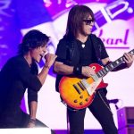 【ライブレポート】「ROCK IN JAPAN FESTIVAL 2017」初日の大トリにB'zが登場。「こんなすごい景色が見られるなら、もっと早く来ればよかった！」