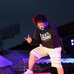 岡崎体育が神宮外苑花火大会の花火打ち上げ前の観客のテンションを一気に盛り上げる！