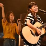 【ライブレポート】miwa、マリンボーダーTシャツワンピとツインテールで元気にサマソニに登場！”原点の弾き語り”ギター1本で『ヒカリヘ』を熱唱！