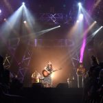 【ライブレポート】miwa、マリンボーダーTシャツワンピとツインテールで元気にサマソニに登場！”原点の弾き語り”ギター1本で『ヒカリヘ』を熱唱！